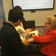Linda presents Tianjin delegation with a gift