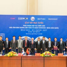 Leaders of Binh Duong province and representatives of Korean associations in Vietnam at the MOU Signing ceremony